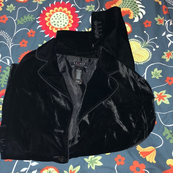 Velvet blazer with classy details. - Picture 2 of 5